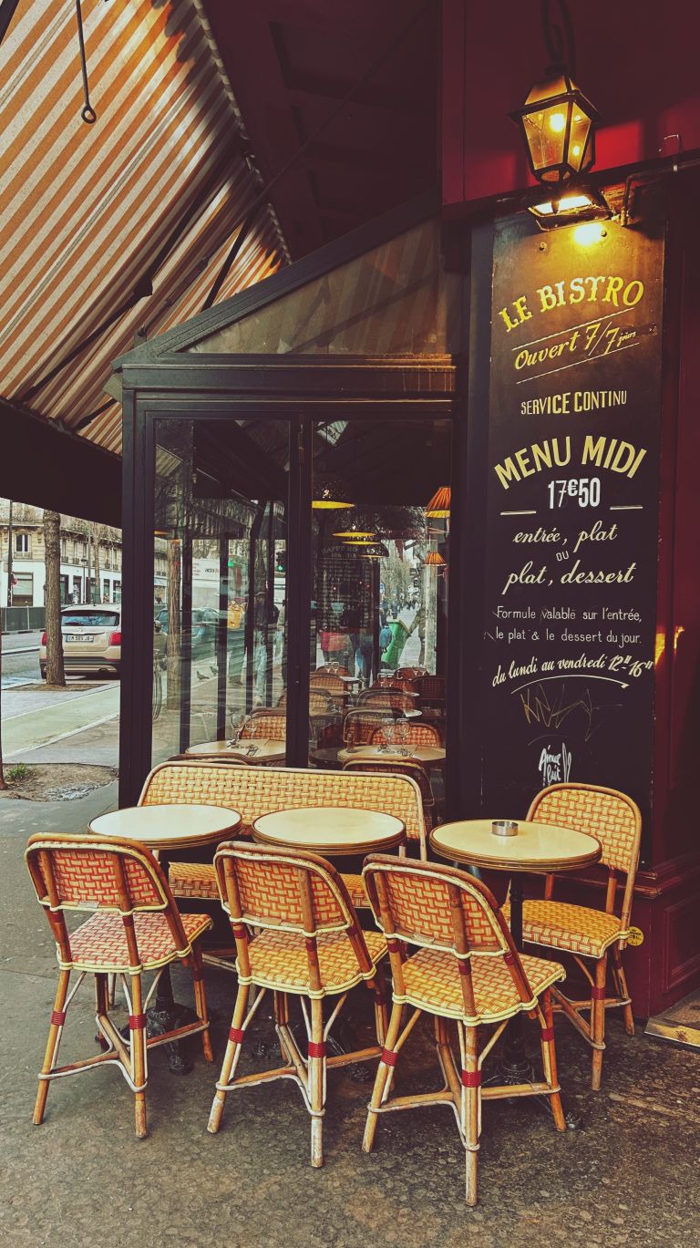 Terrasse de bistro parisien — culture et société françaises